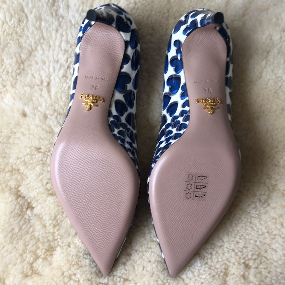 Prada blue heart print leather heels - Picture 4 of 9